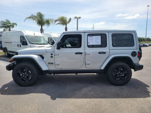 Used 2023 Jeep Wrangler Unlimited Sahara AWD/4WD image 7