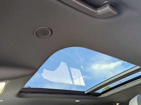 New 2026 Land Rover Defender 130 X-Dynamic SE image 19