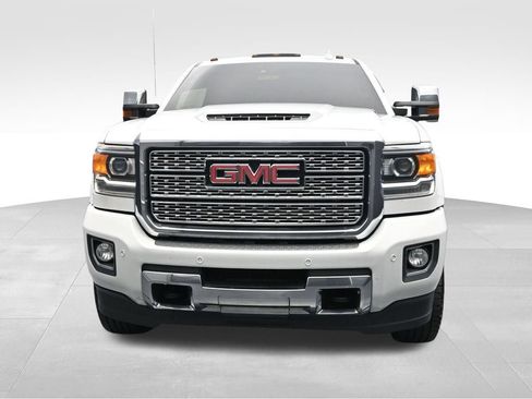 Used 2019 GMC Sierra 2500 Denali w/ Suspension Package, Off-Road AWD/4WD image 8