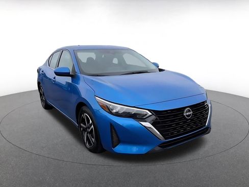 Used 2025 Nissan Sentra SV image 3