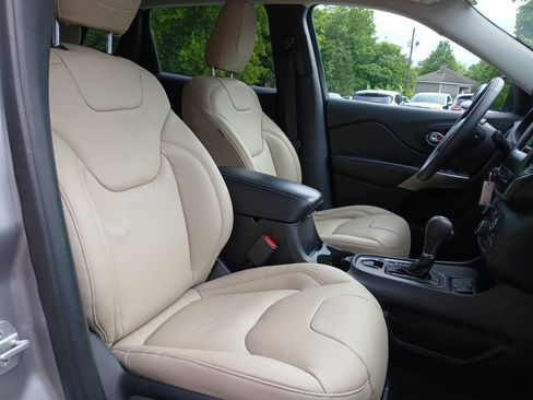 Used 2019 Jeep Cherokee Latitude w/ Popular Appearance Group FWD image 17