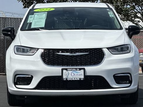 Used 2024 Chrysler Pacifica Touring-L FWD image 9