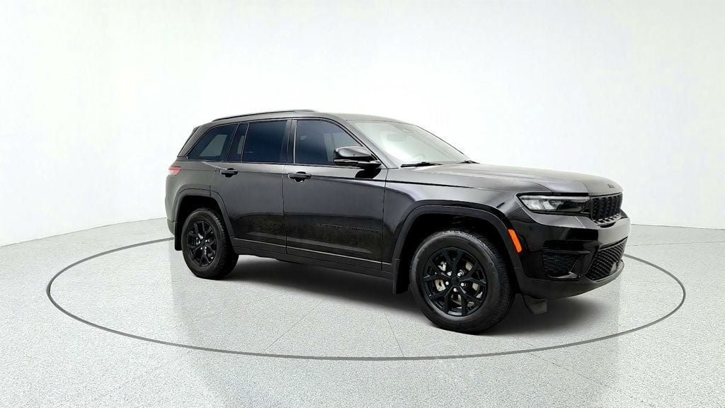 Used 2024 Jeep Grand Cherokee Altitude AWD/4WD image 3