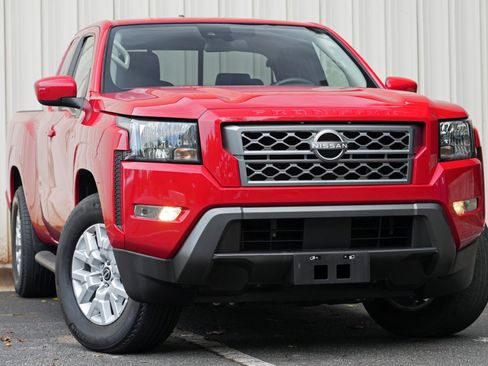 Used 2022 Nissan Frontier SV RWD image 2