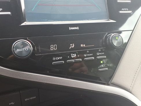 Used 2020 Toyota Camry SE FWD image 11