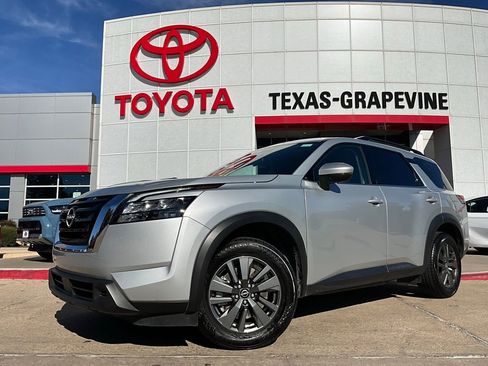 Used 2025 Nissan Pathfinder SV image 2