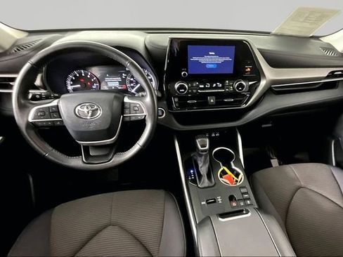 Used 2025 Toyota Highlander LE FWD image 5