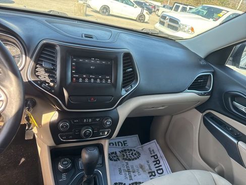 Used 2019 Jeep Cherokee Latitude w/ Cold Weather Group image 11