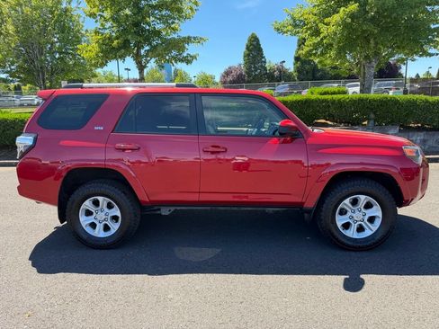 Used 2022 Toyota 4Runner SR5 AWD/4WD image 9