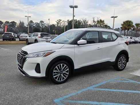 Used 2024 Nissan Kicks SV image 2