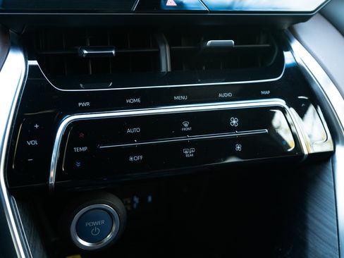 Used 2021 Toyota Venza Limited image 32