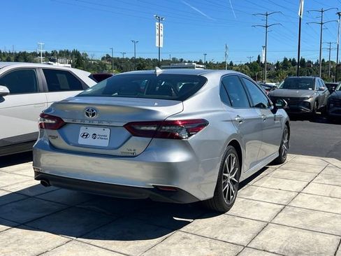 Used 2022 Toyota Camry XLE w/ Navigation Upgrade Package FWD image 9