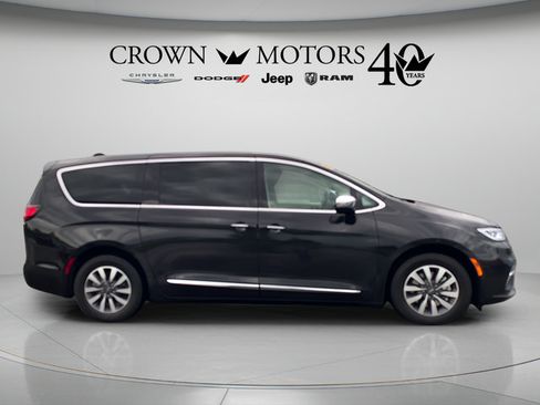 Used 2023 Chrysler Pacifica Limited w/ Uconnect Theater Family Group FWD image 4