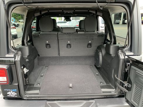 Used 2024 Jeep Wrangler Unlimited w/ Convenience Group AWD/4WD image 41