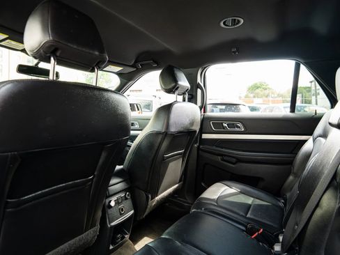 Used 2017 Ford Explorer XLT w/ Equipment Group 202A AWD/4WD image 28