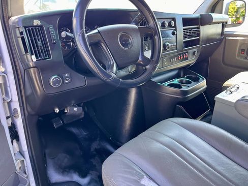 Used 2014 Chevrolet Express 2500 RWD image 12