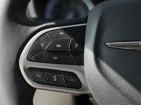 Used 2024 Chrysler Pacifica Touring-L FWD image 16