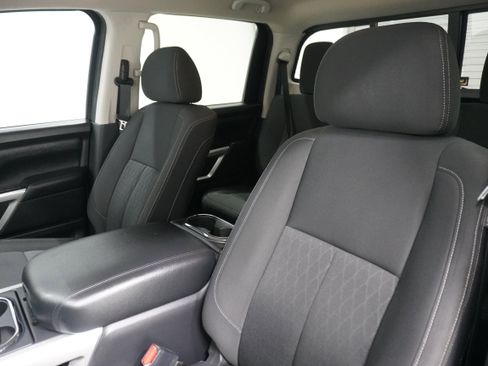 Used 2017 Nissan Titan SV image 10
