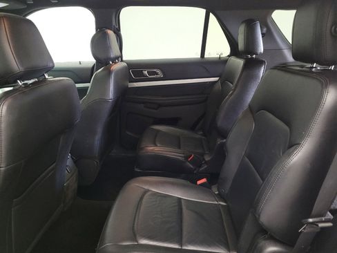 Used 2016 Ford Explorer XLT w/ Equipment Group 202A AWD/4WD image 18