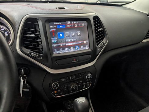 Used 2016 Jeep Cherokee Trailhawk w/ Cold Weather Group AWD/4WD image 10