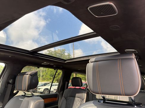 Used 2024 Jeep Grand Wagoneer L Series III AWD/4WD image 10