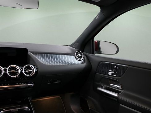 Used 2025 Mercedes-Benz GLA 250 image 23