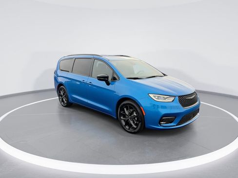 New 2026 Chrysler Pacifica Select w/ S Appearance Package FWD image 2