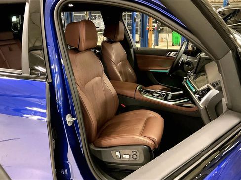 Used 2025 BMW X7 M60i image 8