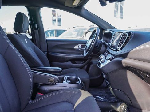 Used 2021 Chrysler Pacifica Touring w/ S Appearance Package image 16