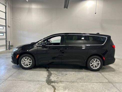 New 2026 Chrysler Pacifica Select image 9