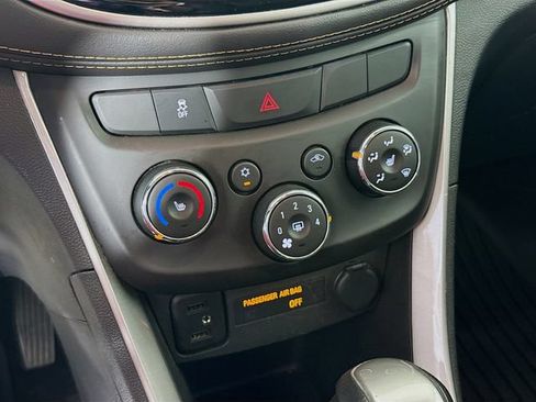 Used 2021 Chevrolet Trax LT w/ Premium Seat Package AWD/4WD image 19