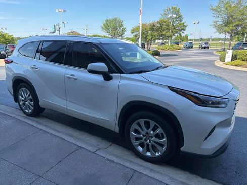 Used 2021 Toyota Highlander Limited FWD image 2
