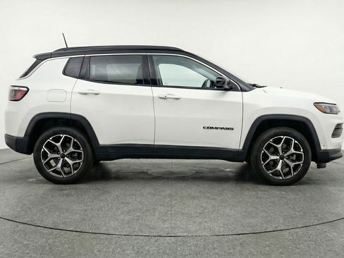 Used 2025 Jeep Compass Limited image 11