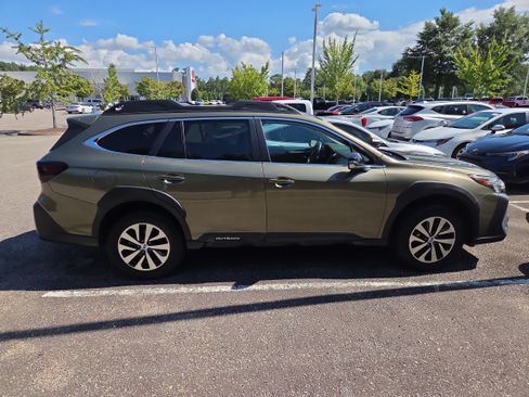 Used 2024 Subaru Outback Premium AWD/4WD image 2