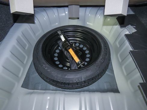 New 2025 Nissan Versa SR w/ Trunk Package FWD image 28