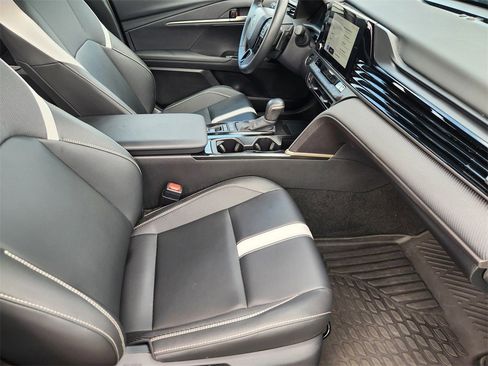 Used 2025 Toyota Camry SE image 12