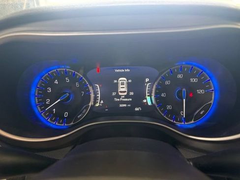Used 2022 Chrysler Pacifica Touring-L FWD image 6