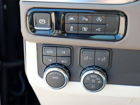 New 2026 GMC Yukon Denali w/ Sun & Power Step Package image 18