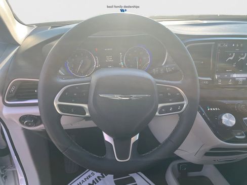 Used 2024 Chrysler Pacifica Touring-L image 13