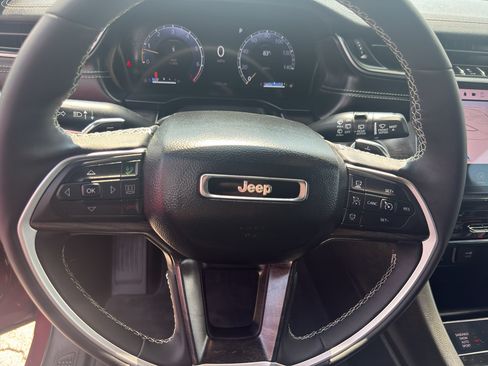 Used 2025 Jeep Grand Cherokee Limited AWD/4WD image 16