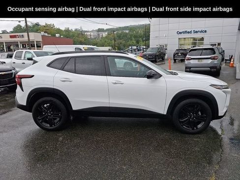 Used 2024 Chevrolet Trax ACTIV w/ Sunroof Package FWD image 11