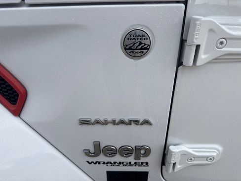 Used 2019 Jeep Wrangler Unlimited Sahara w/ Dual Top Group AWD/4WD image 11