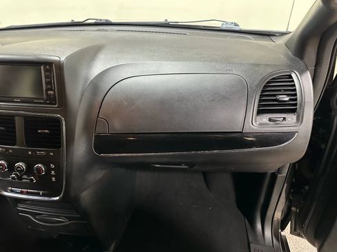 Used 2017 Dodge Grand Caravan SE image 31