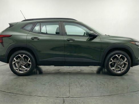 Used 2025 Chevrolet Trax LT FWD image 11