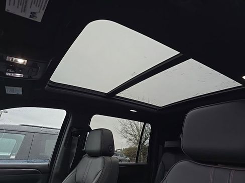 Used 2022 Chevrolet Suburban RST w/ Luxury Package image 3