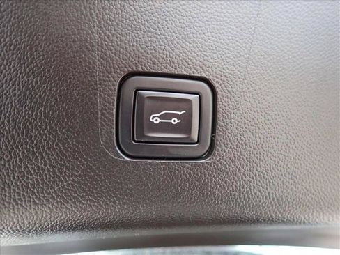 Used 2023 Chevrolet Traverse LT AWD/4WD image 9