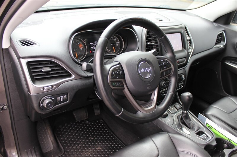 Used 2019 Jeep Cherokee Latitude Plus w/ Cold Weather Group AWD/4WD image 9
