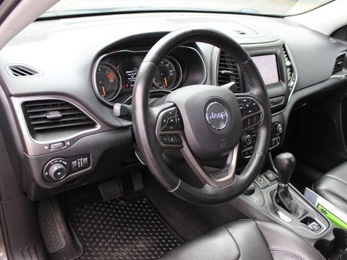Used 2019 Jeep Cherokee Latitude Plus w/ Cold Weather Group AWD/4WD image 9
