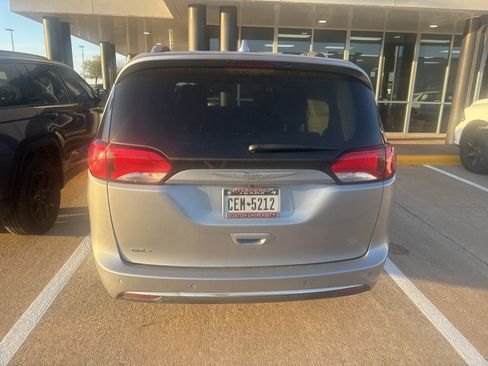 Used 2017 Chrysler Pacifica Touring-L Plus w/ Tire & Wheel Group image 3