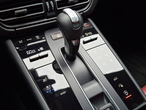 Used 2023 Porsche Macan AWD/4WD image 30